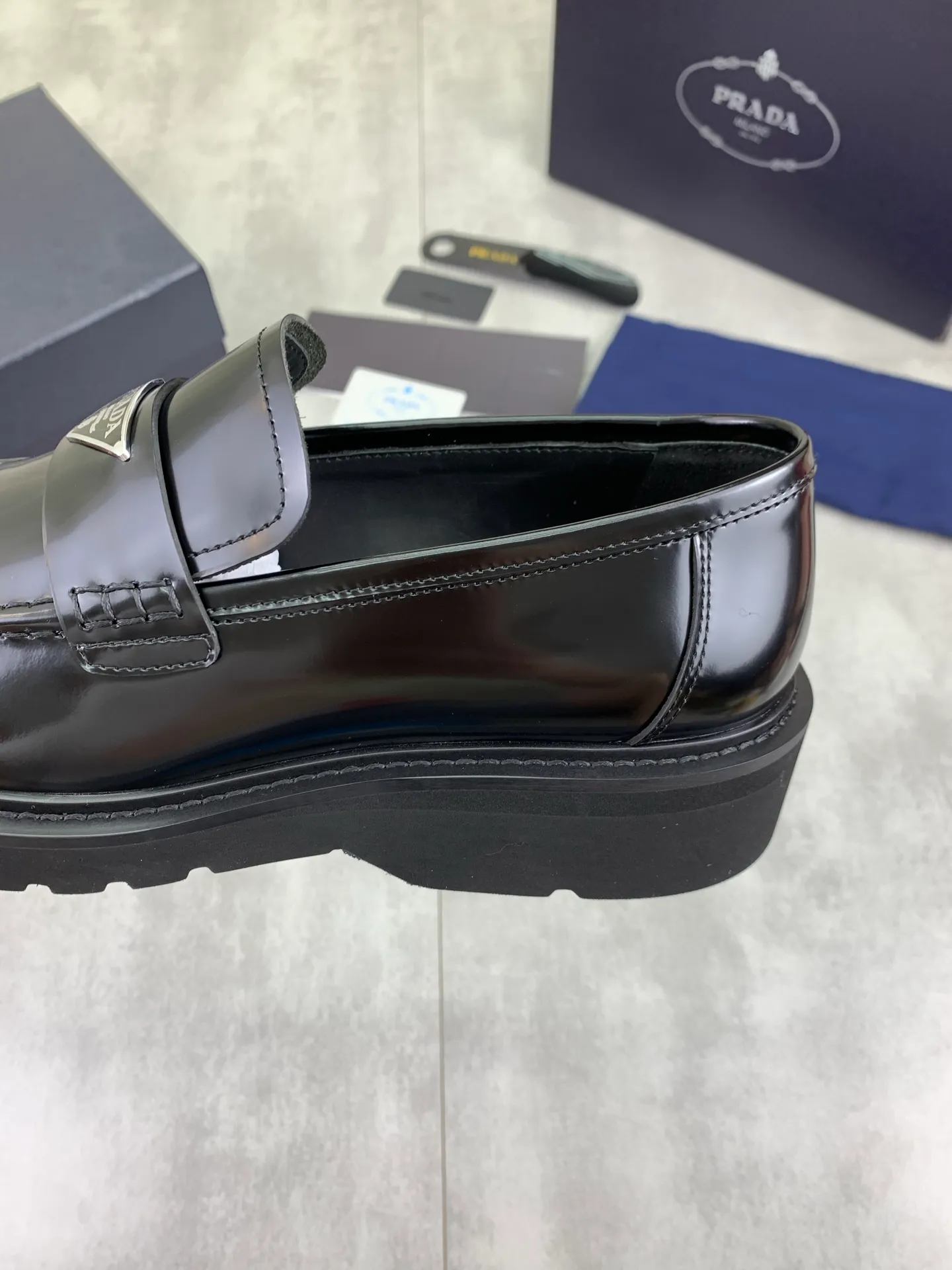 Factory price P880💰Original quality, top version🔱 ＰＲＡＤＡPrada. Men’s business casual leather shoes, top quality products. 1:1 shipment⬆️Luxurious and noble👞All imported original color-brushed edge beads, just to create a more comfortable wearing experience. Upper: Original comfortable open-edge bead rubbed color calfskin➕Top imported water-dyed full cow lining, original high-end lightweight and comfortable TPU foam combination bottom✔️Code number: 39-44 (38 45) 46 47 can be customized)
